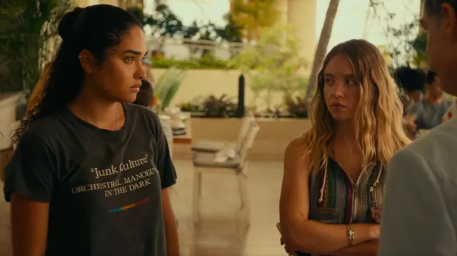 Culture Vin­tage OMD Junk Tee worn by Paula (Brittany O'Grady) as seen in The White Lotus (S01E03)