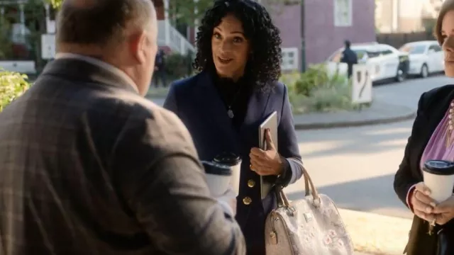 Smythe Asym­met­ri­cal Wrap Blaz­er worn by Francey (Rosa Arredondo) as seen in So Help Me Todd (S01E06)