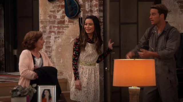 Anthropologie Appoline Apron worn by Carly Shay (Miranda Cosgrove) as seen in iCarly (S01E12)