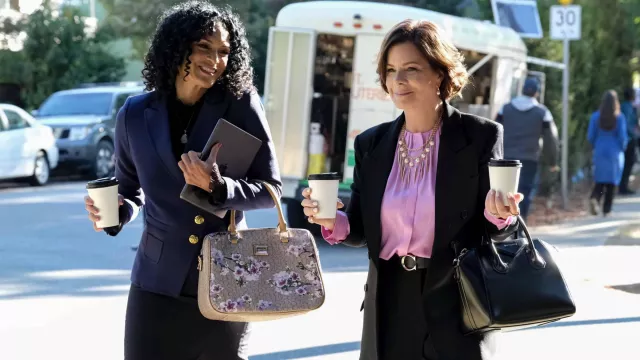 Calvin Klein Anya Floral Print Handbag porté par Francey (Rosa Arredondo) comme on le voit dans l’émission So Help Me Todd (S01E06)