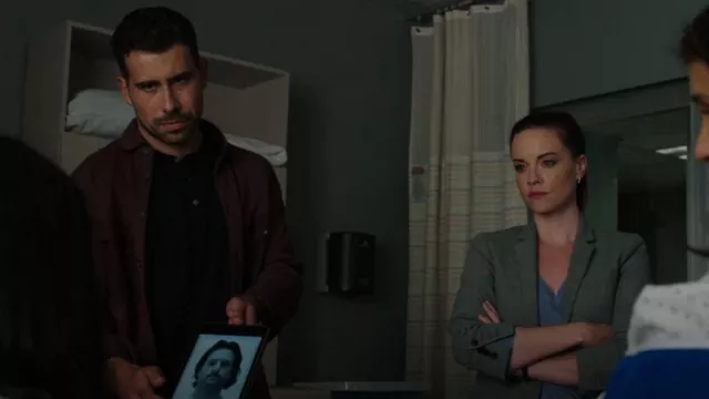 Chemise en coton Jack Cloth and Bone Engineered portée par le détective Joe Velasco (Octavio Pisano) comme on le voit dans Law & Order: Special Victims Unit (S24E04)