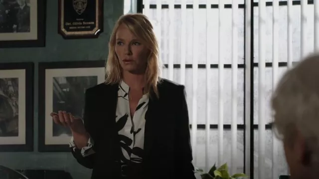 Hugoboss Chemisier en soie pure portée par la détective Amanda Rollins (Kelli Giddish) comme on le voit dans Law & Order: Special Victims Unit (S24E04)