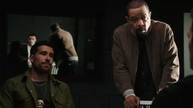 Veste de chemise de vol ICONS en chiffon et os portée par le détective Joe Velasco (Octavio Pisano) comme on le voit dans Law & Order: Special Victims Unit (S24E04)