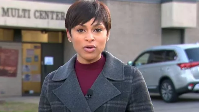Diane von Furstenberg Gray Plaid Double Face Wool Wrap Coat usado por Jericka Duncan como se ve en CBS Mornings el 8 de noviembre de 2022