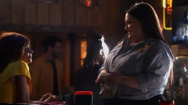 Howler Brothers Gaucho Snapshirt en Irie Hibiscus porté par Gigi Taylor-Roman (Beth Ditto) vu dans Monarch (S01E08)