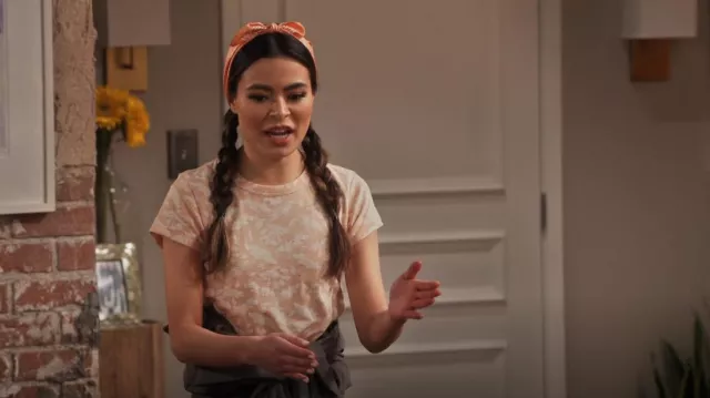 Rag & Bone Summer Floral Tee worn by Carly Shay (Miranda Cosgrove) as seen in iCarly (S01E11)
