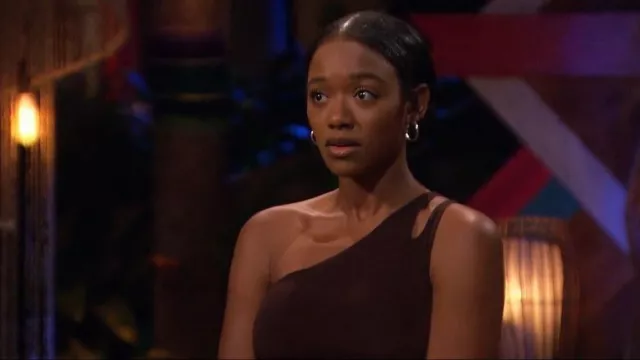 Pretty Little Thing Chocolate Cut Out Strap One Shoulder Slinky Midaxi Dress usado por Eliza Isichei como se ve en Bachelor in Paradise (S08E12)