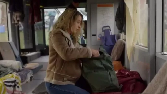 Zara Suede & Sherpa Veste portée par Eve Harris (Natalie Zea) vue dans La Brea (S02E01)