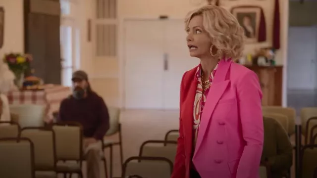 L’Agence Kenzie Blazer à double poitrine porté par Barb Flatch (Jaime King) comme on le voit dans Welcome to Flatch (S02E06)