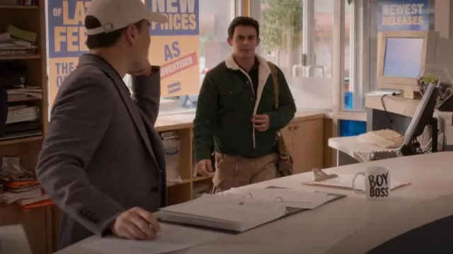 Levis Corduroy Sherpa Trucker Jacket porté par Carlos (Tyler Alvarez) comme on le voit dans Blockbuster (S01E02)