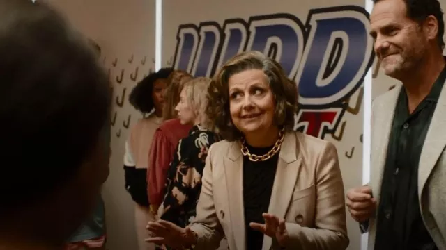 Blazer à double poitrine Reiss porté par Karen Kelly (Rebecca Front) vu dans Avenue 5 (S02E05)