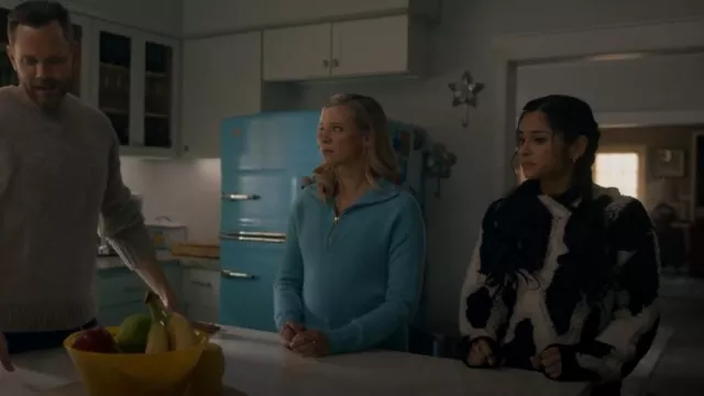 Sandy Liang X Target Leopard Print Sherpa Sweatshirt à capuche porté par Yolanda Montez (Yvette Monreal) comme on le voit dans Stargirl de DC (S03E10)