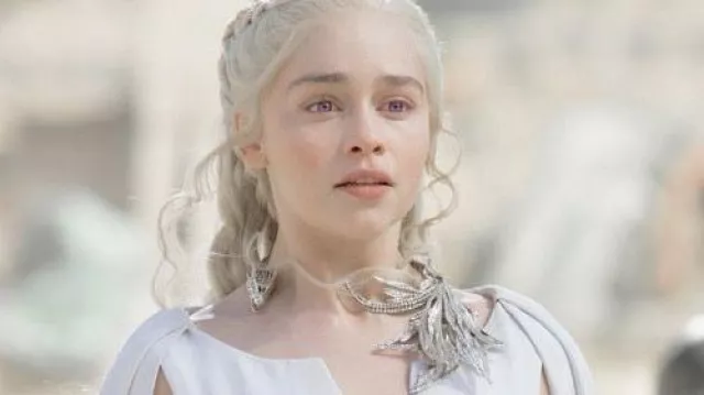 La collier dragon porté par Daenerys Targaryen (Emilia Clarke) dans la série Game of Thrones 