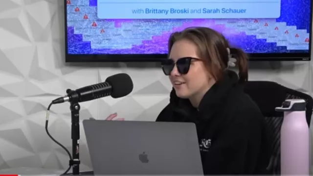 Quay Australia x JLO Mini Cat-Eye Lunettes de soleil Reina pour femmes portées par Sarah Schauer comme on le voit dans Violating Community Guidelines Saison 1 Episode 2