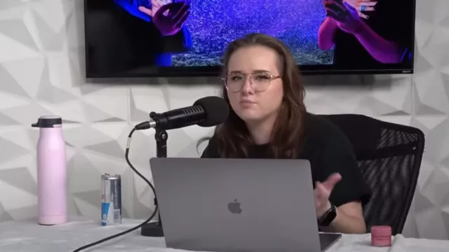 Le t-shirt du directeur créatif noir pour hommes d’Urban Outfitters porté par Sarah Schauer comme on le voit dans Violating Community Guidelines Saison 1 Episode 3