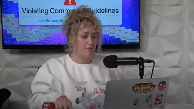 Marc Jacobs Magda Archer La sudadera de colaboración usada por Brittany Broski como se ve en Violar las pautas de la comunidad Temporada 1 Episodio 4