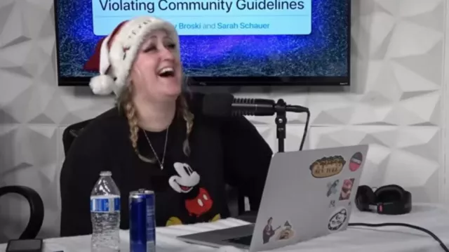Sweat-shirt Mickey Mouse Classic Pullover porté par Brittany Broski comme on le voit dans Violating Community Guidelines Saison 1 Episode 8