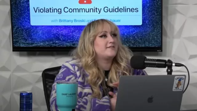 NERDY Pull polaire violet et blanc « Nerdy » porté par Brittany Broski comme on le voit dans Violating Community Guidelines Saison 1 Episode 17