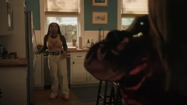 DELiA*s de Dolls Kill Nothing To Lose Crop Top en capas usado por Delilah (Laya DeLeon Hayes) como se ve en The Equalizer (S03E05)