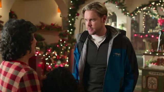 Manteau Sitka Gear Jetstream Jacket en bleu porté par Jake Russell (Chord Overstreet) comme on le voit dans Falling for Christmas