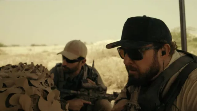 Lunettes de soleil Oakley portées par Sonny Quinn (A. J. Buckley) dans les tenues de la série télévisée SEAL Team (saison 6 épisode 9)
