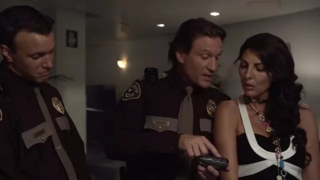 La Rock Robe noire et blanche portée par Sophie Devereaux (Gina Bellman) dans les tenues de la série télévisée Leverage (saison 1 épisode 8)