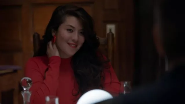 The tight-fitting jersey dress in H&M red worn by Fabienne (Cécile Rebboah) in the Addict series (S01E01)