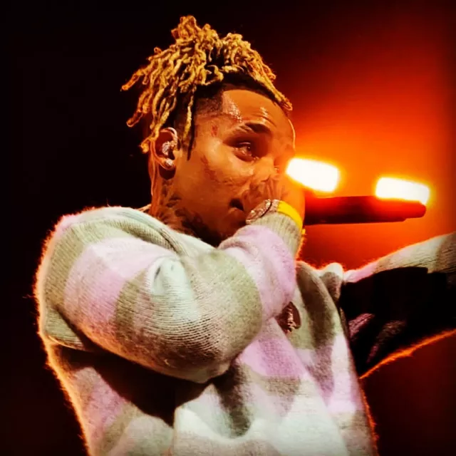 The Zara striped sweater worn by Zola during his live at the Zenith in Paris on November 11, 2022