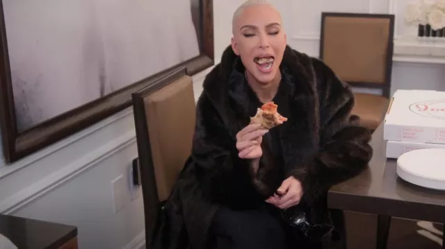 Skims Fits Everybody Tee worn by Kim Kardashian as seen in The Kardashians (S02E09)