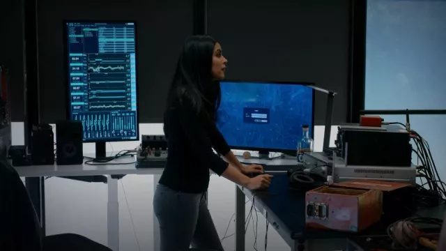 Pull à col halogène V porté par Saanvi Bahl (Parveen Kaur) vu dans Manifest (S04E03)