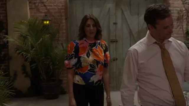 Ted Baker Azu­ra Puff Sleeve Top worn by Sophie Devereaux (Gina Bellman) as seen in Leverage: Redemption (S02E01)