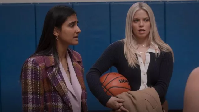Rag & Bone Navaya Polo Cardigan en salut porté par Leighton Murray (Reneé Rapp) vu dans The Sex Lives of College Girls (S02E02)
