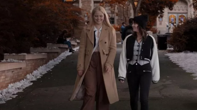 Karen Millen Italian Wool Mix Popper Detail Abrigo usado por Leighton Murray (Reneé Rapp) como se ve en The Sex Lives of College Girls (S02E02)