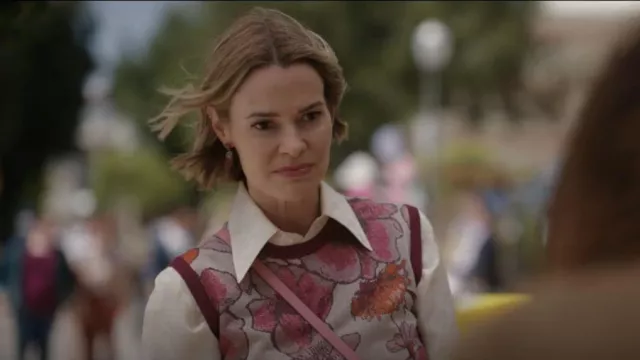 Gucci Nojum Lurex Gilet floral porté par Alice Pieszecki (Leisha Hailey) comme on le voit dans The L Word: Generation Q (S03E01)