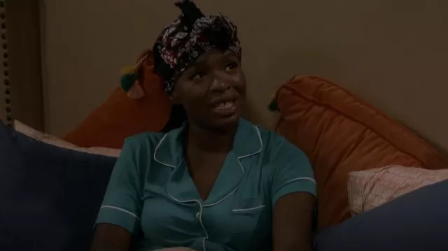 Eberjey Gisele Pyjama court porté par Abishola (Folake Olowofoyeku) vu dans Bob Hearts Abishola (S04E06)
