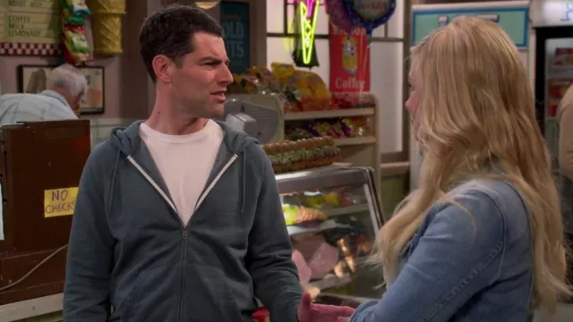 Sudadera con capucha con cremallera gris alternativa usada por Dave Johnson  (Max Greenfield) como se ve en The Neighborhood Outfits (Temporada 5  Episodio 8) | Spotern