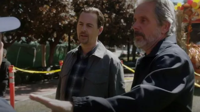 Surchemise Stone Island portée par Timothy McGee (Sean Murray) vue dans NCIS (S20E08)