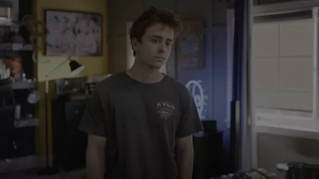 Rvca Dmote Starfish Tee worn by Charlie Harding (Sam McCarthy) as seen in Dead to Me (S03E06)