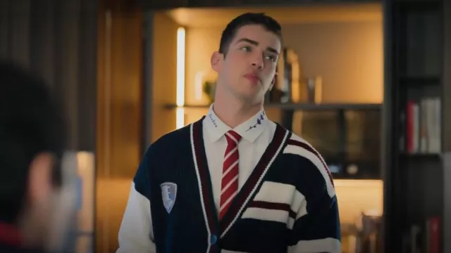 teléfono adolescente Posibilidades Pull & Bear Varsity Jacket with Patch Detail worn by Patrick Blanco (Manu  Rios Fernandez) as seen in Elite (S06E04) | Spotern