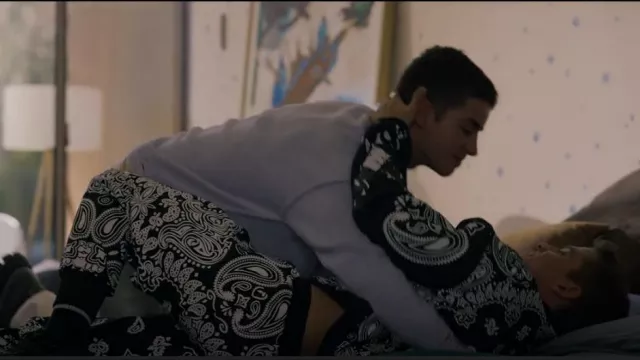 Mod Wave Movement Bandana Print Pants worn by Iván Carvalho (André Lamoglia) as seen in Elite (S06E04)