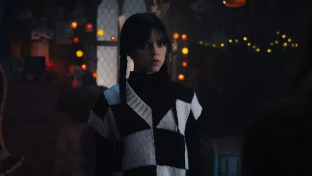 Gilet en tricot à carreaux Zara porté par Wednesday Addams (Jenna Ortega) vu mercredi (S01E07)