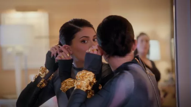 Bracelet manchette Balmain porté par Kylie Jenner vu dans The Kardashians (S02E10)