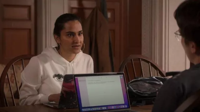 Tees Market Big Eyes Sudadera con capucha usada por Bela Malhotra (Amrit Kaur) como se ve en The Sex Lives of College Girls (S02E03)