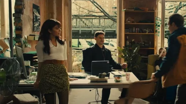 & Autres Histoires Minijupe texturée florale en velours vert portée par Heidi (Sarah Hyland) vue dans Pitch Perfect: Bumper in Berlin (S01E05)