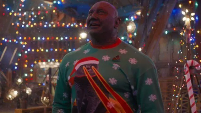 Pull de Noël avec un chat pizza porté par Drax (Dave Bautista) dans The Guardians of the Galaxy Holiday Special
