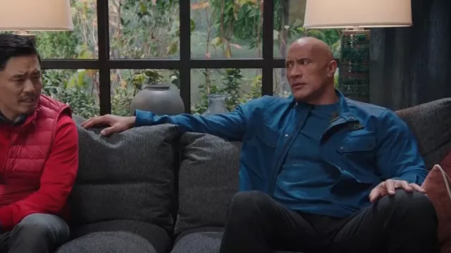 C.P. Bayern Veste portée par Dwayne Johnson vue dans Young Rock (S02E04)