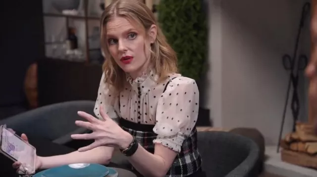 Alice + Olivia Pol­ka Dot-Print Tie-Fas­ten­ing Blouse worn by Karen (Lexie Duncan) as seen in Young Rock (S02E10)
