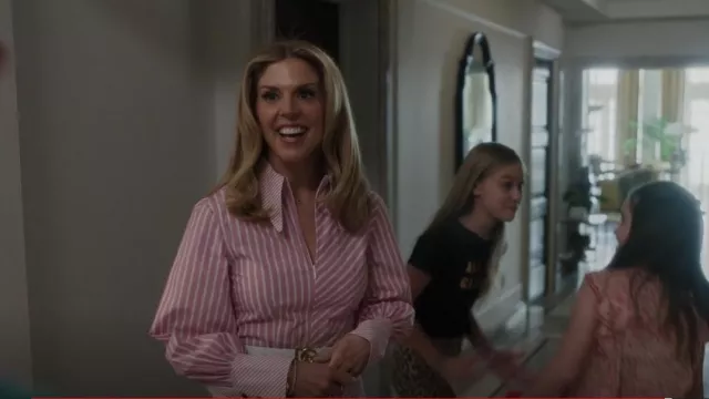 Robe mini-chemise rayée Ganni portée par Cyndi Leffer (Joy Suprano) vue dans Fleishman Is in Trouble (S01E01)