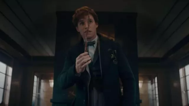 Le manteau porté par Newt Scamander (Eddie Redmayne) dans le film Les Animaux Fantastiques - Les Secrets de Dumbledore
