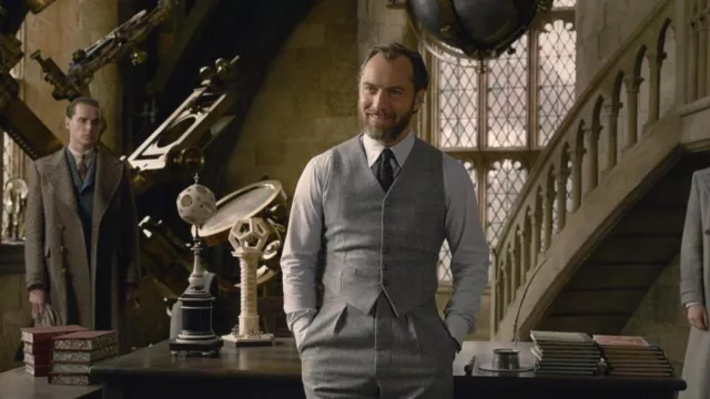 The grey jacket suit worn by Albus Dumbledore (Jude Law) in Fantastic Beasts: The Crimes of Grindelwald